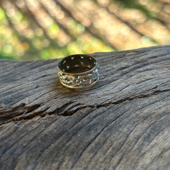 1970’s VINTAGE TWO TONE WEDDING BAND FLORAL RING GOLD FILLED RING ETCHED RING - Picture 3 of 3